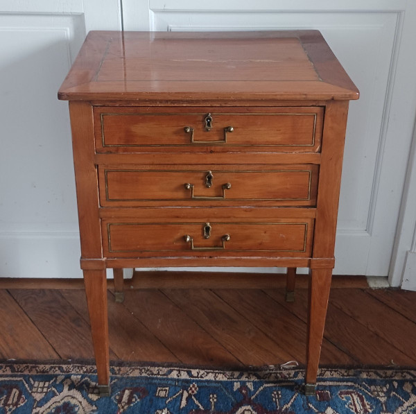 France, early 19th century - bedside or dressing table - walnut and fillets - Directoire period