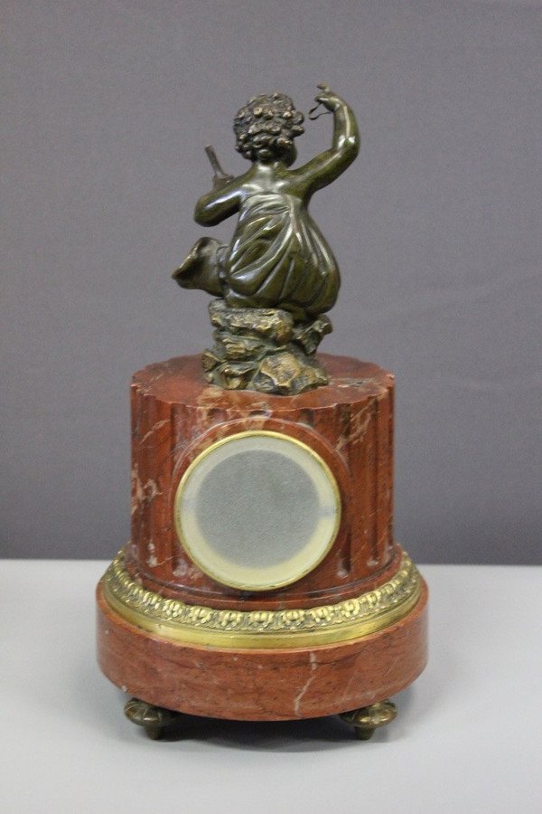 Orologio a baldacchino sormontato da un putti 1880 ca.