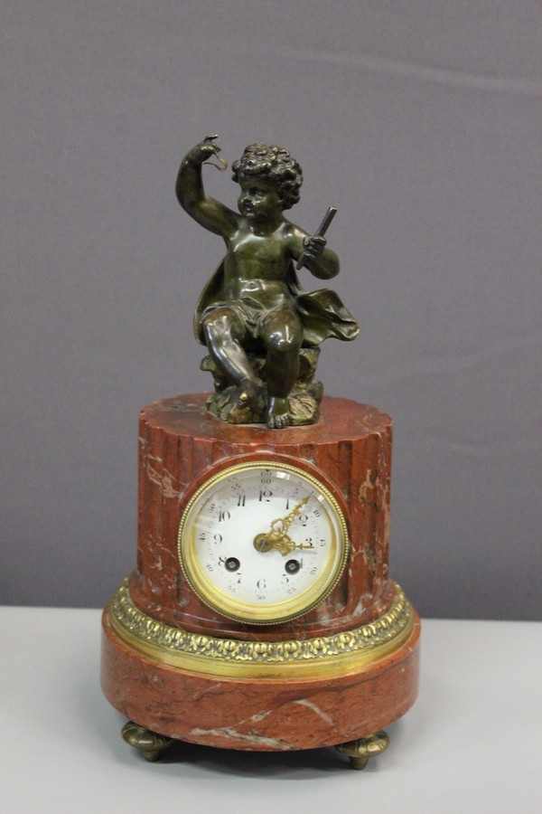 Orologio a baldacchino sormontato da un putti 1880 ca.