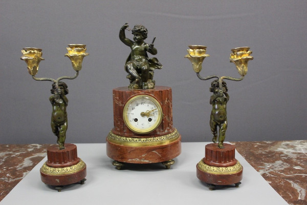 Orologio a baldacchino sormontato da un putti 1880 ca.