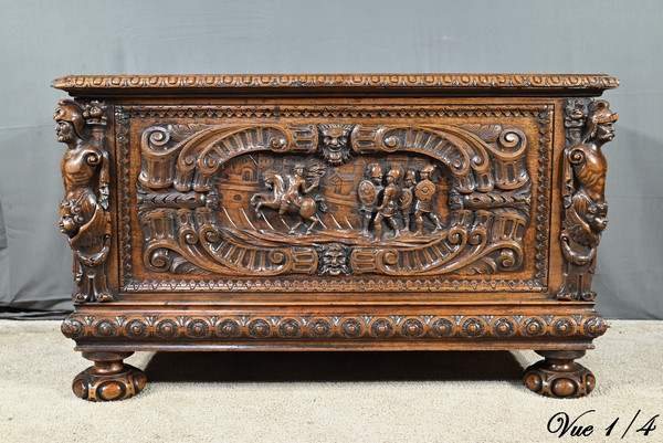 French walnut chest, Italian Renaissance style - Late 18th century