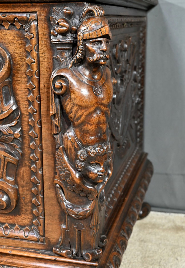 French walnut chest, Italian Renaissance style - Late 18th century