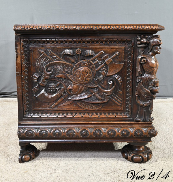 French walnut chest, Italian Renaissance style - Late 18th century