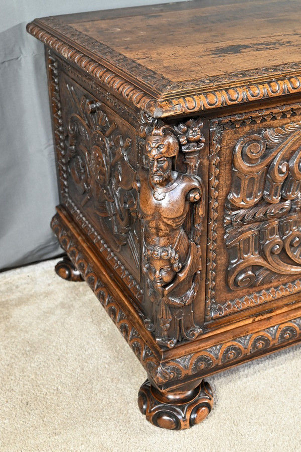 French walnut chest, Italian Renaissance style - Late 18th century