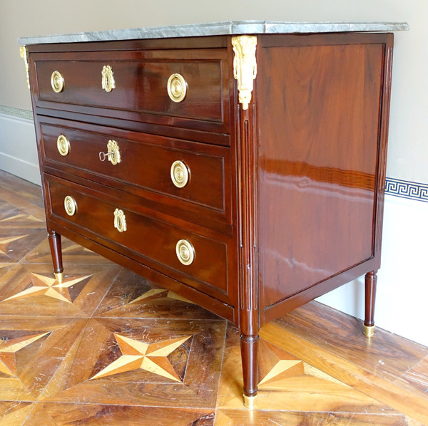 Louis XVI Directoire chest of drawers, speckled mahogany, Turquin marble - 18th century 113cm x 89.5cm