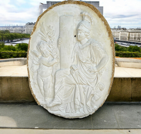 MEDAGLIONE OVALE A BASSORILIEVO BASATO SULLA DECORAZIONE DEL MONUMENTO AL CUORE DI LUIGI XVIII