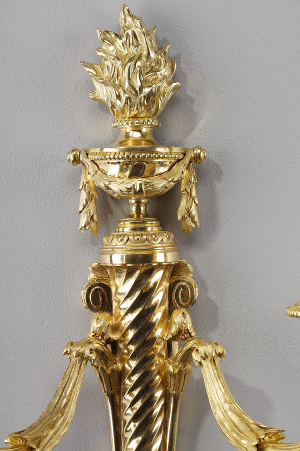 Coppia di appliques in bronzo dorato in stile Luigi XVI