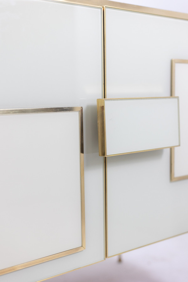 Geometric sideboard in glass and gilded brass. Contemporary Italian work. LS58902059D