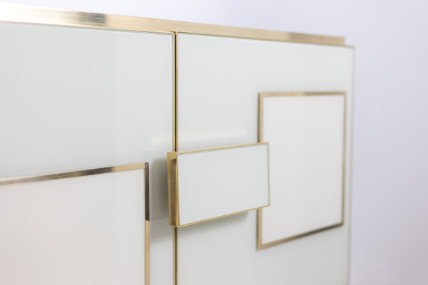 Geometric sideboard in glass and gilded brass. Contemporary Italian work. LS58902059D