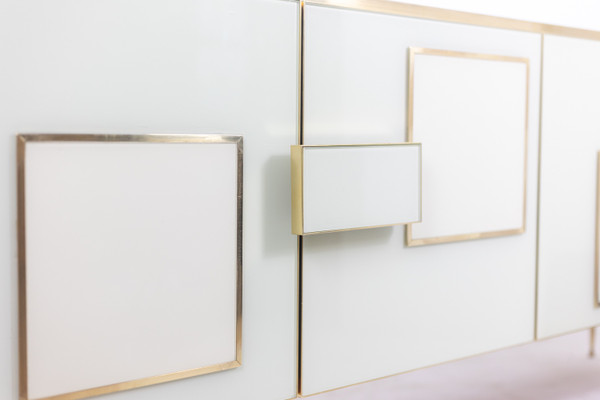 Geometric sideboard in glass and gilded brass. Contemporary Italian work. LS58902059D