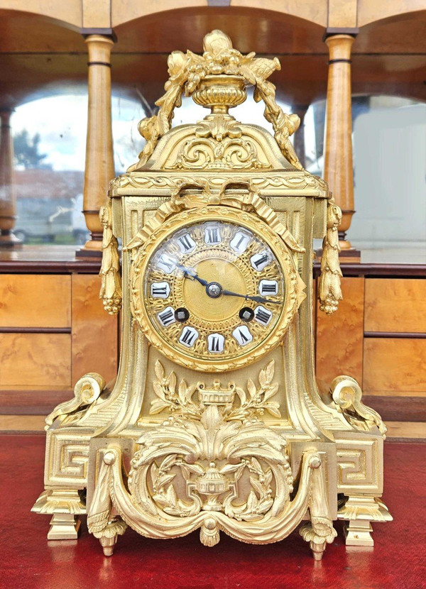 Louis XVI-Borne-Uhr aus vergoldeter Bronze