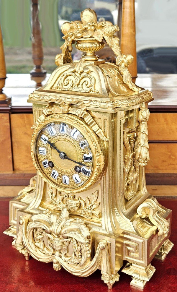 Louis XVI-Borne-Uhr aus vergoldeter Bronze