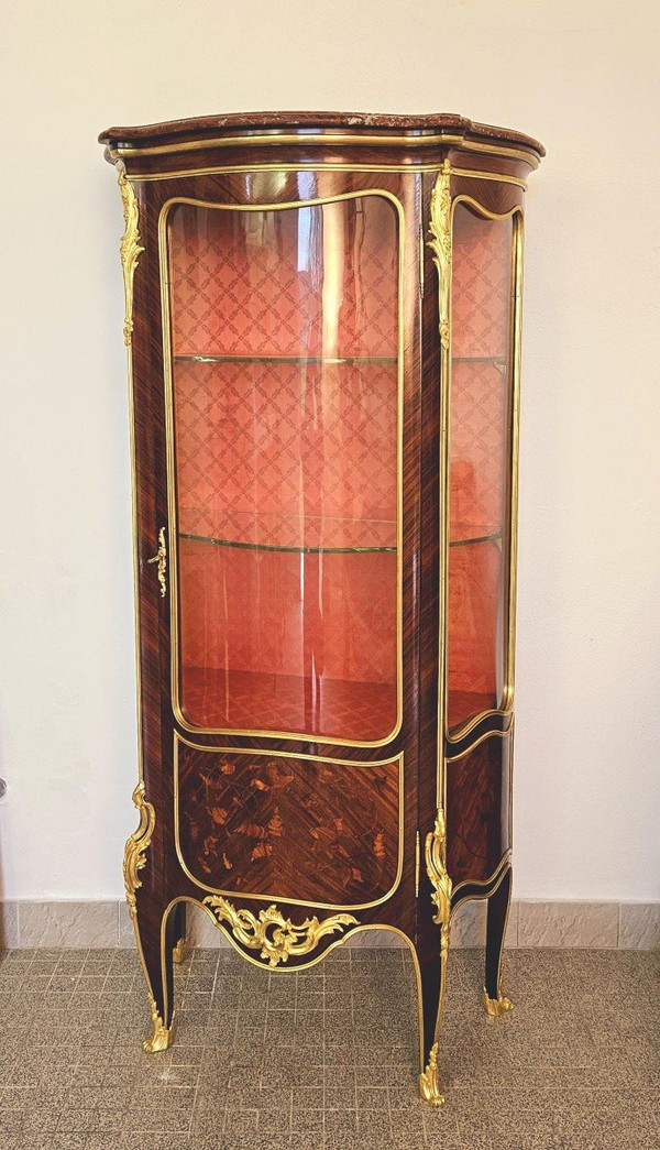 Vitrine Galbée St Louis XV En Marqueterie Et Bronze Doré