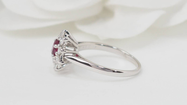 Daisy ring in white gold, rubies and diamonds 