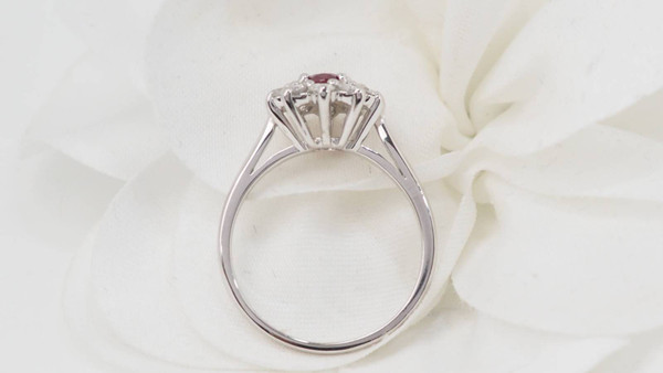 Daisy ring in white gold, rubies and diamonds 