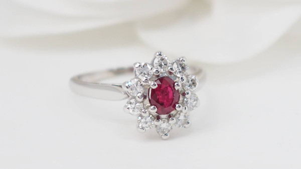 Daisy ring in white gold, rubies and diamonds 