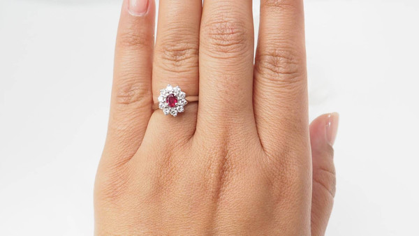 Daisy ring in white gold, rubies and diamonds 