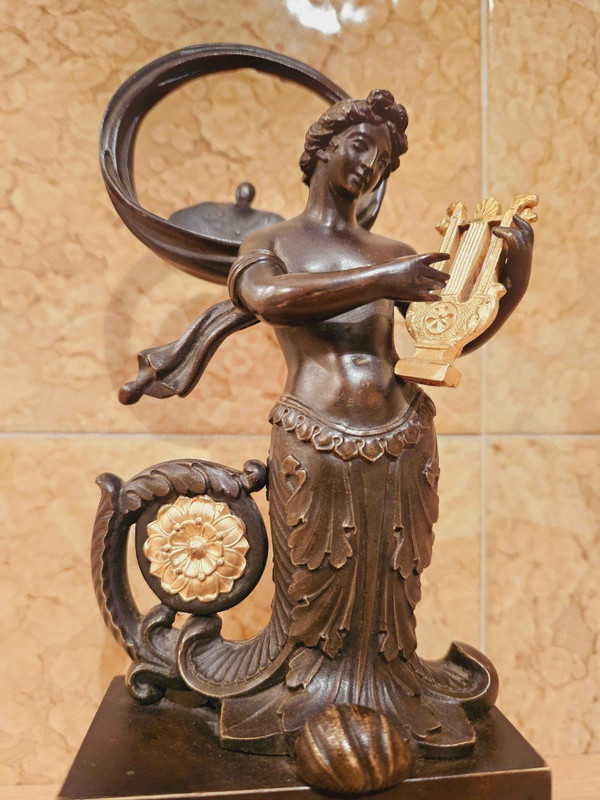 Porte Montre à La Sirène Bronze Patiné Et Doré Vers 1820