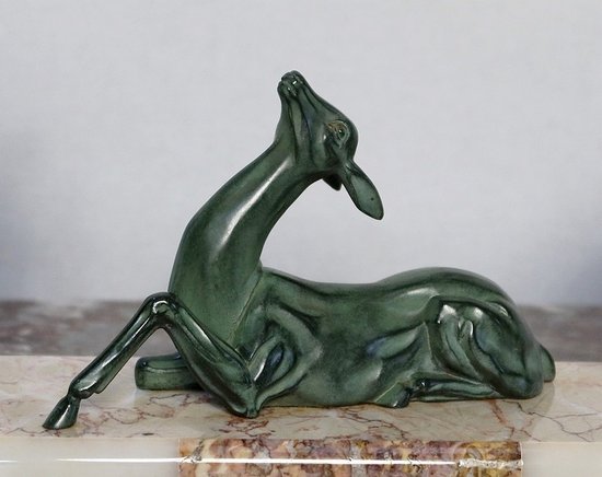 Spelter patinato "Cervo e le sue cerve", periodo Art Déco - Inizio XX secolo