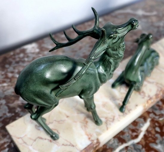 Spelter patinato "Cervo e le sue cerve", periodo Art Déco - Inizio XX secolo