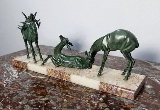 Spelter patinato "Cervo e le sue cerve", periodo Art Déco - Inizio XX secolo