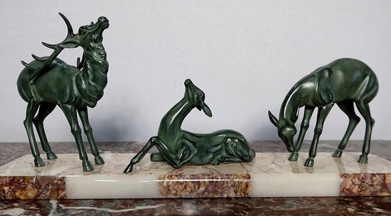 Spelter patinato "Cervo e le sue cerve", periodo Art Déco - Inizio XX secolo