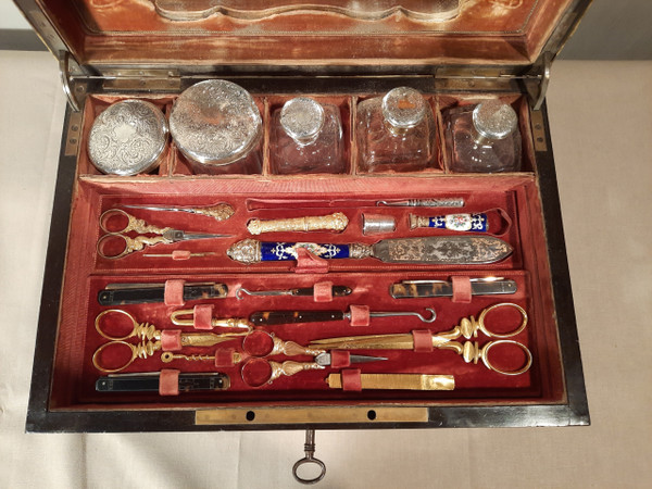 Coffret de voyage avec nécessaire de toilette d’époque Napoléon III.