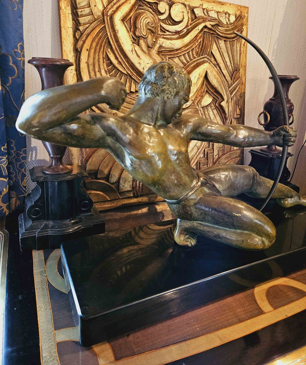 Salvator Riolo Art Deco Bogenschütze aus patinierter Bronze