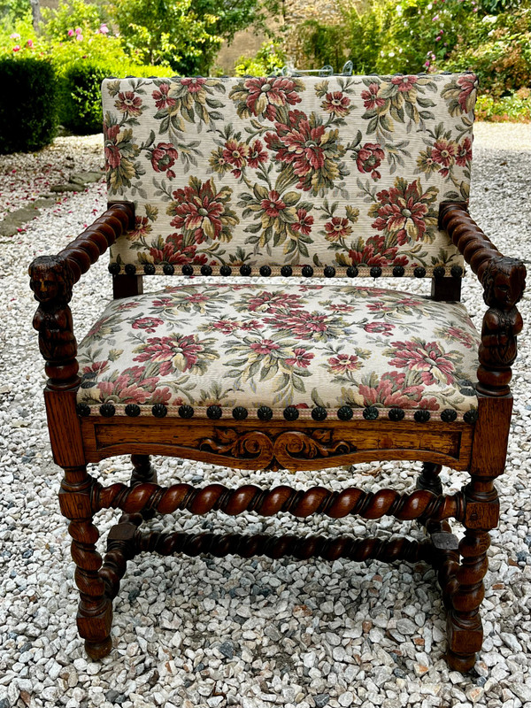 Paire de chaises à bras style Louis XIII, chêne massif sculpté, tissu tapisserie, TB état           