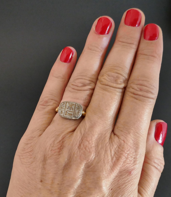 Bague Double Face Gravée De Hiéroglyphes Sur Stéalite, Or 18 Carats.