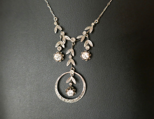 Drapery necklace set with diamonds.