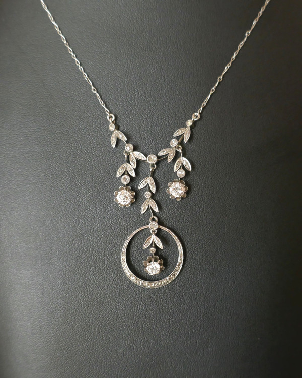 Drapery necklace set with diamonds.