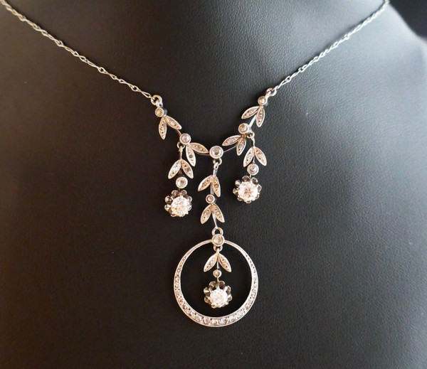 Drapery necklace set with diamonds.