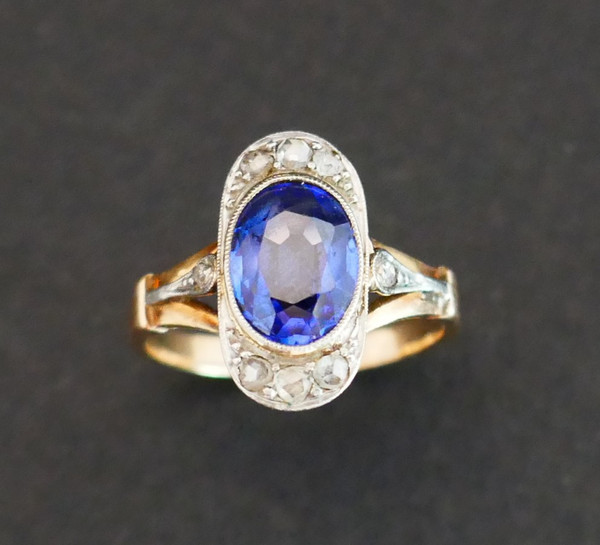 Ring aus Altgold und Platin, verziert mit einem Verneuil-Saphir und Diamanten im Rosenschliff.