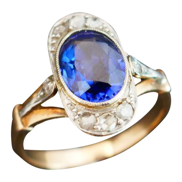 Ring aus Altgold und Platin, verziert mit einem Verneuil-Saphir und Diamanten im Rosenschliff.