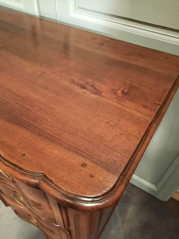 Provençal walnut chest of drawers from the 18th century.