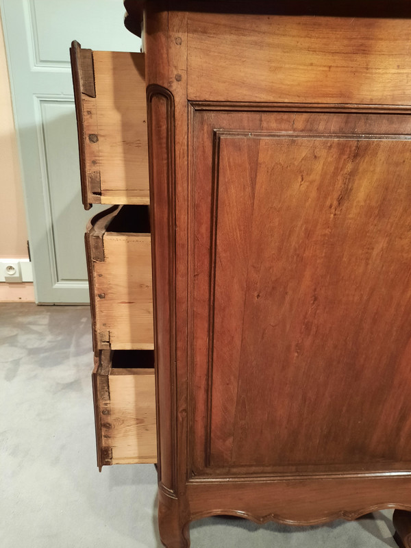 Provençal walnut chest of drawers from the 18th century.