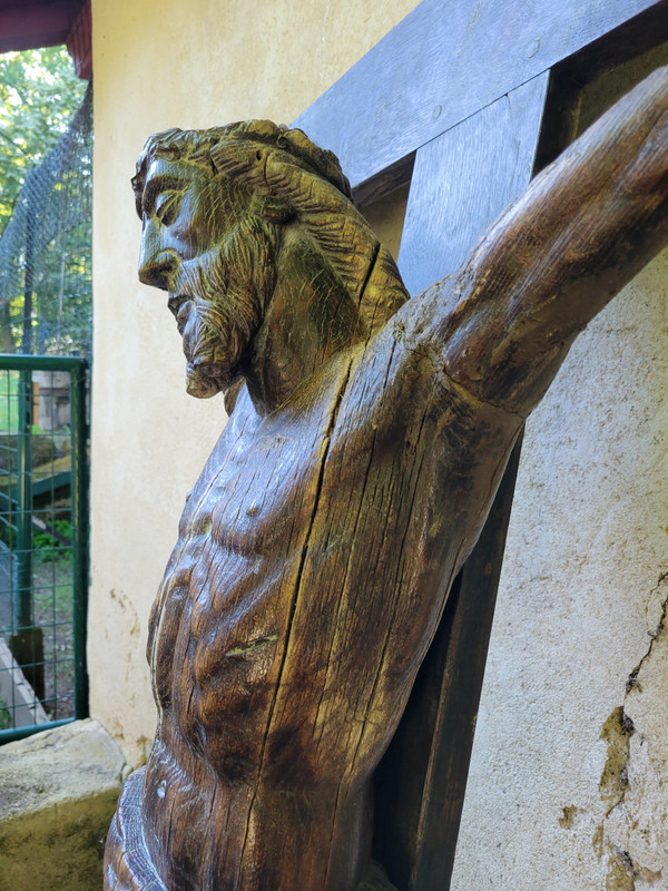 Grand christ en bois sculpté tête inclinée ceinte d'une couronne d'épines XVII siècle