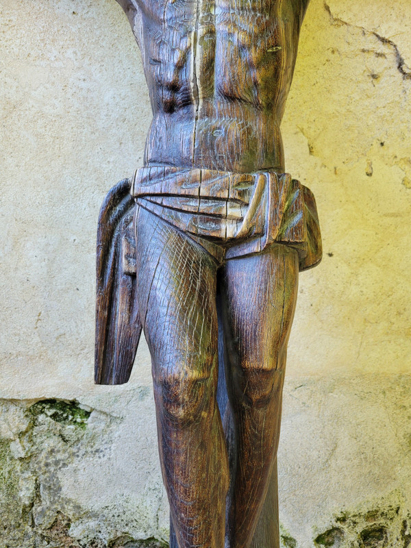 Grand christ en bois sculpté tête inclinée ceinte d'une couronne d'épines XVII siècle