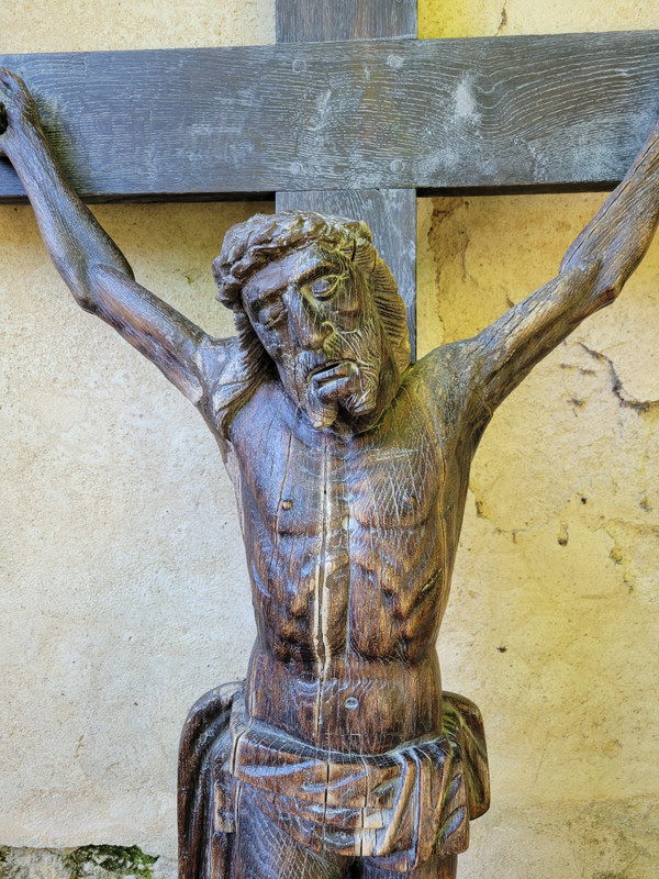 Grand christ en bois sculpté tête inclinée ceinte d'une couronne d'épines XVII siècle