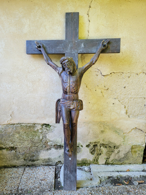 Grand christ en bois sculpté tête inclinée ceinte d'une couronne d'épines XVII siècle