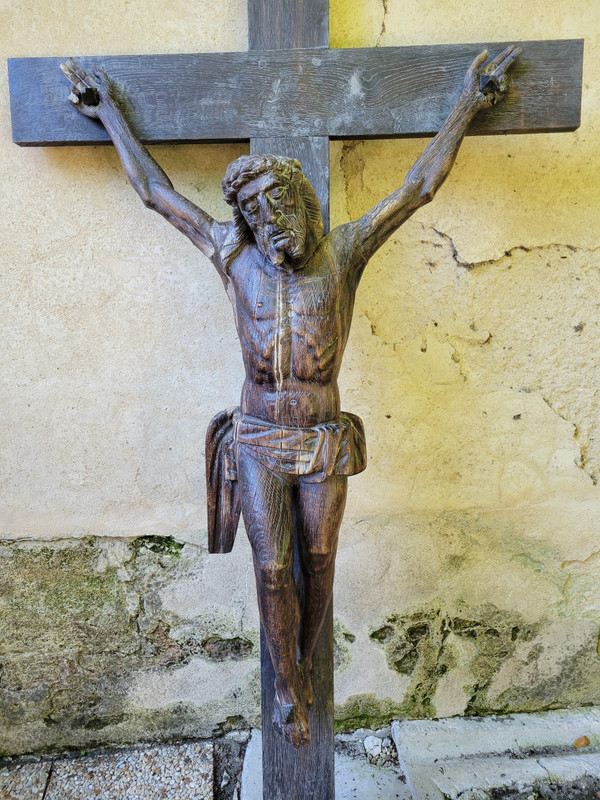 Grand christ en bois sculpté tête inclinée ceinte d'une couronne d'épines XVII siècle