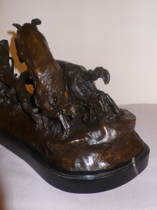 Bronze representing two hunting dogs and a duck.