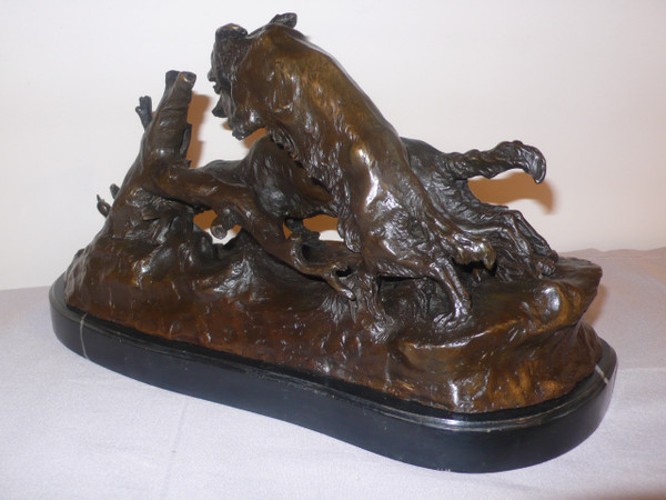 Bronze representing two hunting dogs and a duck.