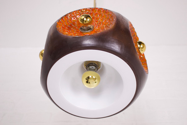 Lampada a sospensione in ceramica smaltata e ottone.