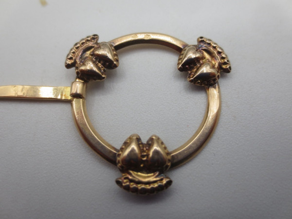 Gold collar clasp, early 19th century.