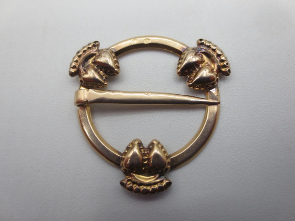 Gold collar clasp, early 19th century.