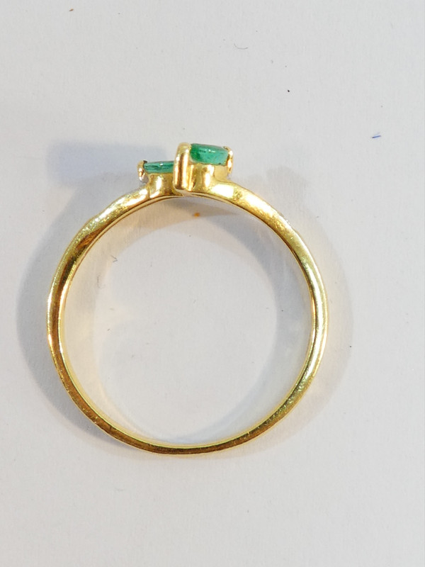 Anello in oro giallo 18 carati con smeraldi e diamanti