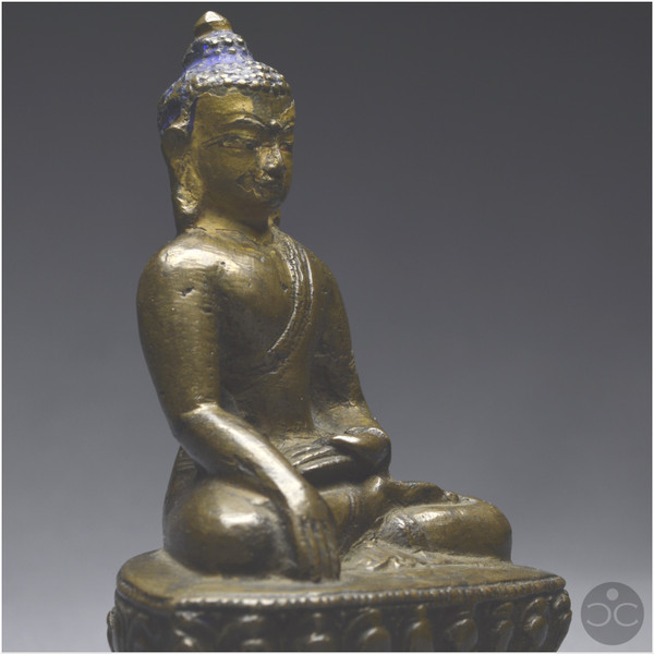 Tibet occidental, XIIIème-XIVème siècle, Représentation de Bouddha en bronze à patine brune 