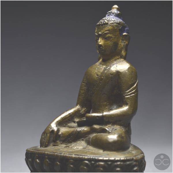 Tibet occidental, XIIIème-XIVème siècle, Représentation de Bouddha en bronze à patine brune 